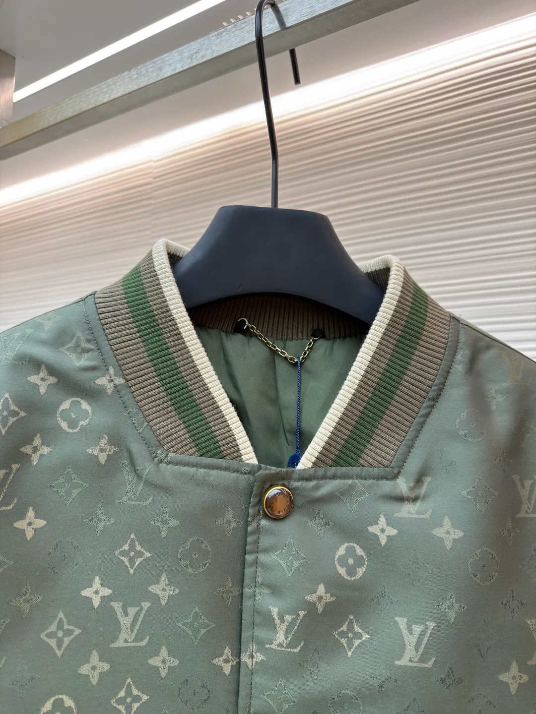 LOUIS VUITTON striped trim jacquard long-sleeved bomber jacket ●Original version: purchased and developed by 29237 ●Item number: 1682087-C05 ●Fabric: nylon fabric ●Technology: jacquard production ●Color: green ●Version: fitted version ●Weight: about 800 grams ●Size: S-M-L-XL ●Description: This Louis Vuitton baseball jacket is made of high-density jacquard satin fabric. The base is a polyester fiber blended material with a military green matte texture. The classic Monogram presbyopia pattern is woven into the fabric in the form of dark patterns of the same color through a special weaving process. The pattern texture is three-dimensional and presents a delicate illusion luster with the angle of light. High-precision jacquard weaving technology is used in the process to ensure the integrity and delicacy of the pattern. The body adopts a single-row metal snap closure design. The metal buckles are matte and distressed to echo the color of the body. The ribbed collar, cuffs and hem are made of two-color knitting technology. The elastic ribs have both stiffness and comfort, and are pre-shrunk to prevent deformation. The overall cut is a loose oversize version, and the splicing uses a combination of flat seams and hemming techniques. The interior is supplemented by smooth overlock sewing. Every stitch is even and fine, which fully reflects the brand's exquisite garment production technology and detail control. The overall wiring is straight and delicate, the fabric is comfortable and soft, and the color is consistent without color difference. It can be matched with the same style to create a fashionable look and control various occasions. Customized accessories, complete with three standards, same style for men and women!